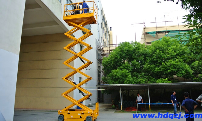 剪叉式高空作業(yè)平臺(tái)如何正確使用